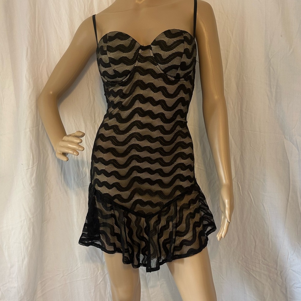 Banjul Black Wavy Lace Chemise